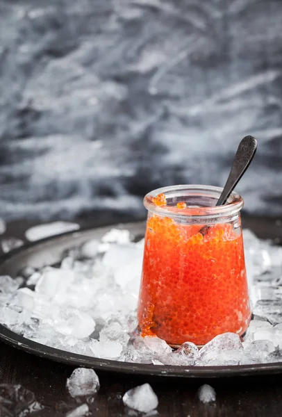 Caviar vermelho em um frasco de vidro — Fotografia de Stock