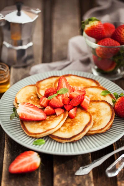 Homemade delicious pancakes served with fresh strawberries and h — Stock Photo, Image