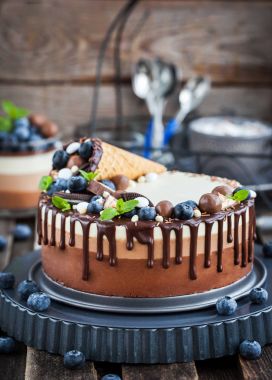 Gözleme koni ile dekore edilmiş üç çikolatalı mousse kek