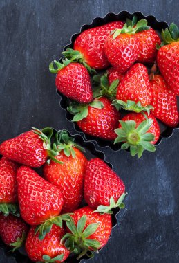 Koyu arkaplanda taze olgun çilek.