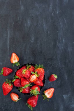 Koyu arkaplanda taze olgun çilek.