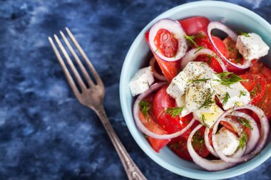 Taze domates, soğan ve peynir salatası