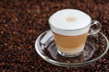 Taze sıcak latte fincan