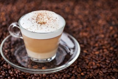 Taze sıcak latte fincan