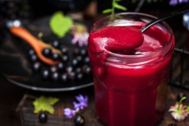 Ev yapımı Siyah frenk üzümü lor (reçel)