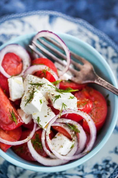 Salada de tomate fresco, cebola e feta — Fotografia de Stock