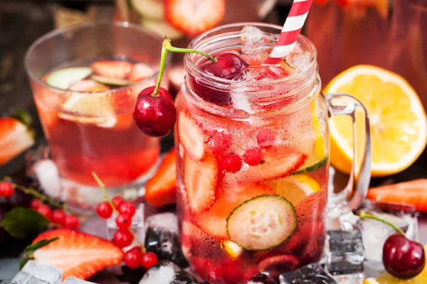 Agua de desintoxicación infundida saludable con bayas y frutas frescas — Foto de Stock