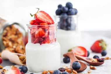 Lezzetli yoğurt taze yaban mersini ve çilek içinde bir 