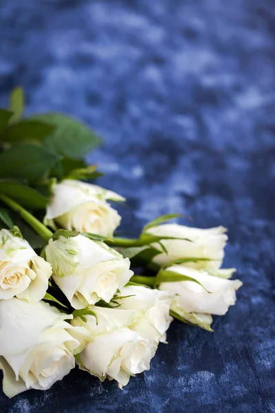 Kwiaty świeże róże białe na niebieskim tle drewniane malowane, sel — Zdjęcie stockowe