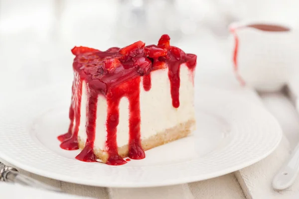 Köstlicher Käsekuchen mit Beerensauce — Stockfoto