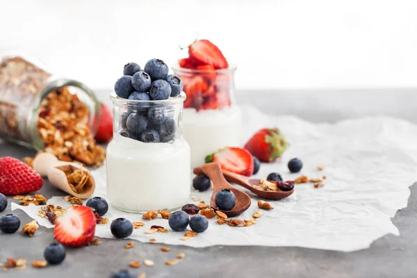 Délicieux yaourt nature aux myrtilles et fraises fraîches dans un — Photo