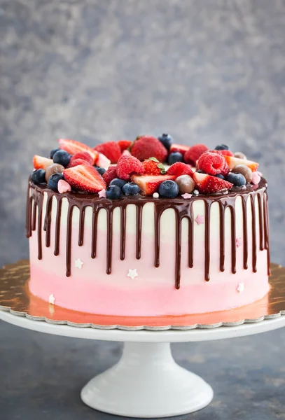 Heerlijke zelfgemaakte cake versierd met chocolade en verse berr — Stockfoto