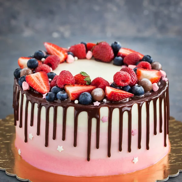 Delicioso pastel casero decorado con chocolate y berr fresco —  Fotos de Stock