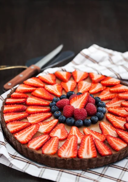 Finom csokoládé torta díszítik a friss bogyós gyümölcsök — Stock Fotó