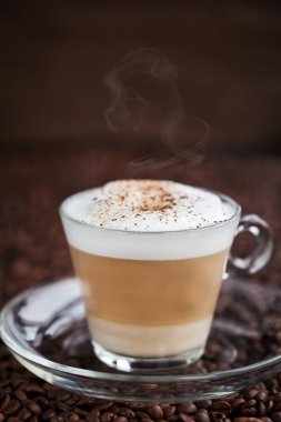 Taze sıcak latte fincan