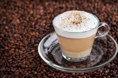 Taze sıcak latte fincan