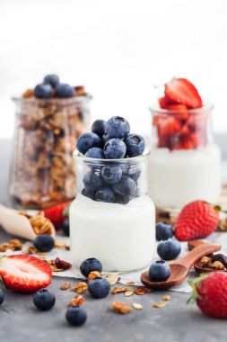 Lezzetli yoğurt taze yaban mersini ve çilek içinde bir 