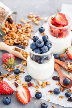Lezzetli yoğurt taze yaban mersini ve çilek içinde bir 