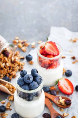 Lezzetli yoğurt taze yaban mersini ve çilek içinde bir 