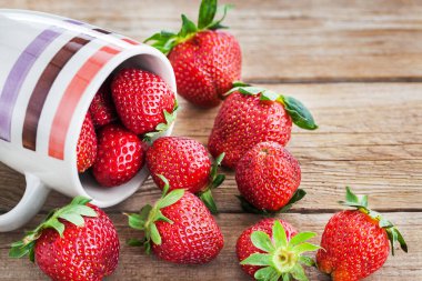 Mug içinde taze olgun çilek