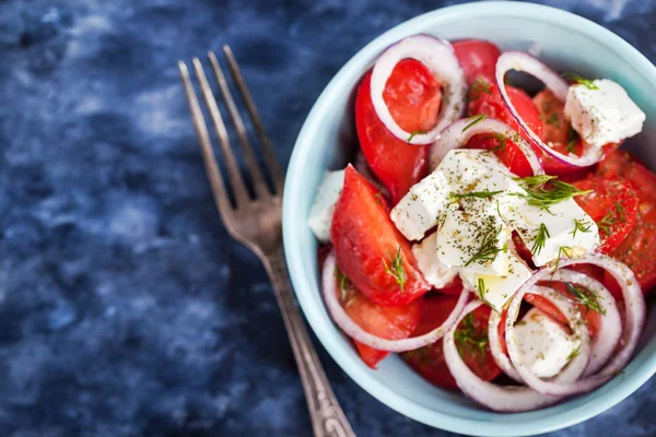 Taze domates, soğan ve peynir salatası — Stok fotoğraf