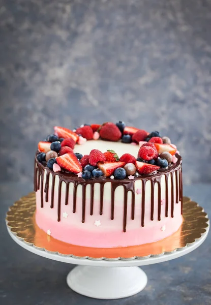 Вкусный домашний торт, украшенный шоколадом и свежей ягодой — стоковое фото