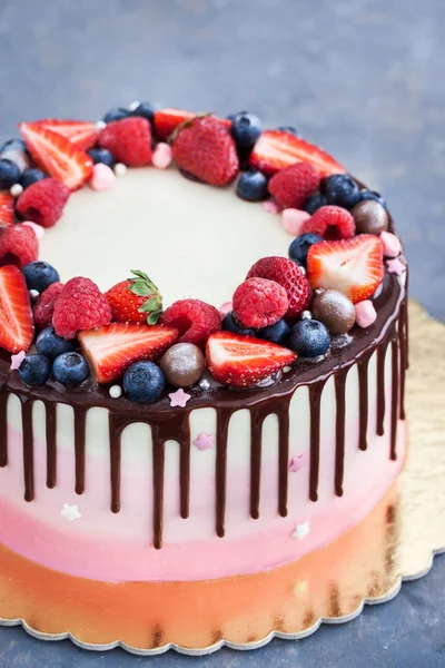Вкусный домашний торт, украшенный шоколадом и свежей ягодой — стоковое фото