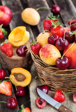 Taze olgun yaz meyveleri ve meyve 