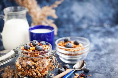 Kavanoz, taze yaban mersini ve süt ev yapımı granola