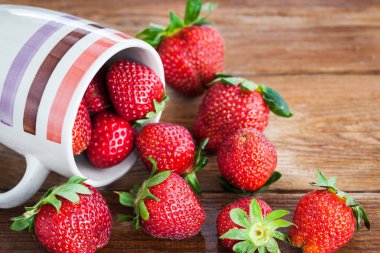 Mug içinde taze olgun çilek