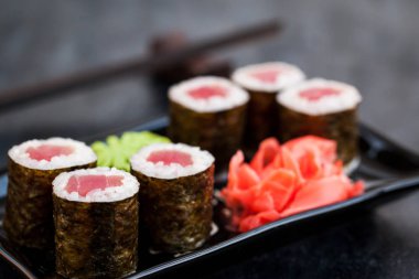 Lezzetli taze orkinos maki sushi koyu arka plan üzerinde rulo