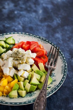 Lezzetli domates, biber, salatalık, avokado, soğan ve beyaz