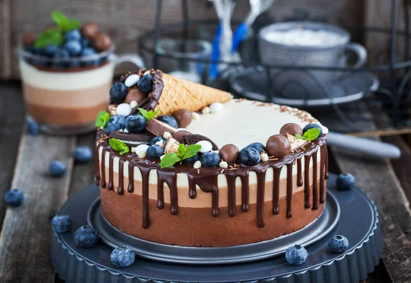 Drie chocolademousse taart gedecoreerd met wafel kegel, verse bl — Stockfoto