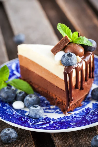 Piece of delicious chocolate mousse cake decorated with fresh bl — Stock Photo, Image