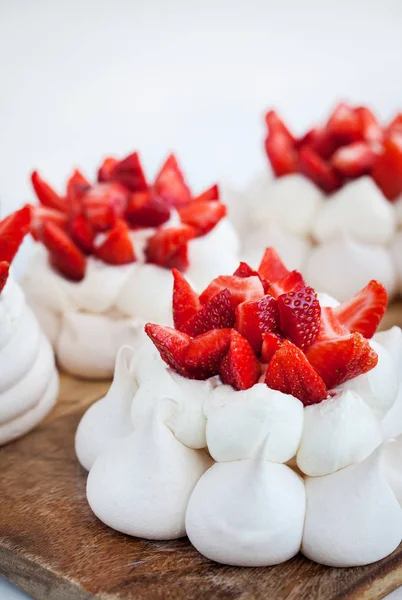 Pavlova meringue cake decorated with fresh strawberries — Stock Photo, Image