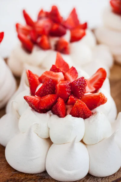 Bolo de merengue Pavlova decorado com morangos frescos — Fotografia de Stock