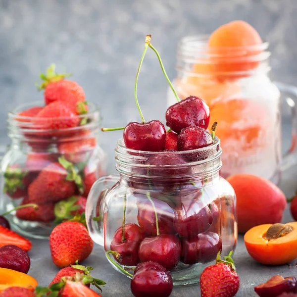 Ciliegia estiva matura fresca, fragole e albicocche — Foto Stock