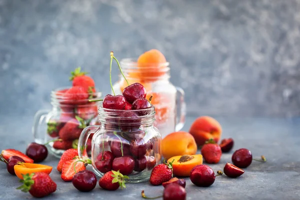 Cherry musim panas segar matang, strawberry dan aprikot — Stok Foto