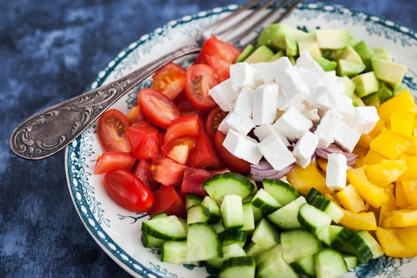 Lezzetli domates, biber, salatalık, avokado, soğan ve beyaz — Stok fotoğraf