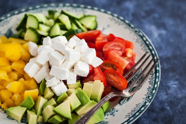 Tomate delicioso, pimentão, pepino, abacate, cebola e feta — Fotografia de Stock