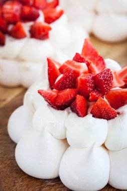 Taze çilek ile dekore edilmiş Pavlova beze pasta