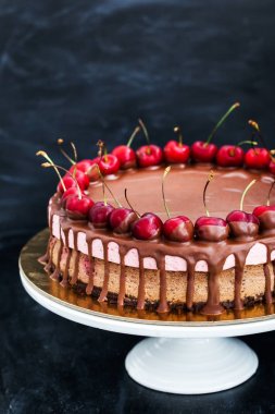 Lezzetli çikolata ve vişneli cheesecake tatlı ile dekore edilmiş