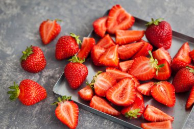 Gri arka plan üzerinde taze çilek