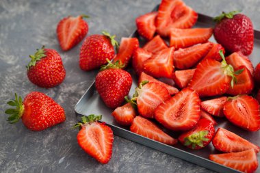 Gri arka plan üzerinde taze çilek