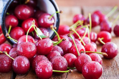 Tatlı taze Olgun Kiraz dökmek bir kupa dışında 