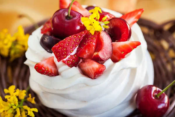 Delicious mini Pavlova meringue cake decorated with fresh berrie — Stock Photo, Image