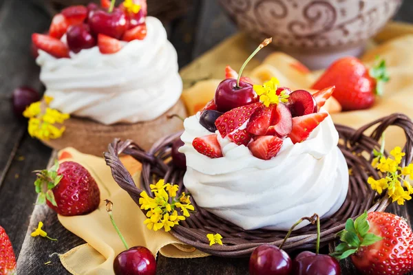 Lezzetli mini Pavlova beze pasta taze berrie ile dekore edilmiştir.