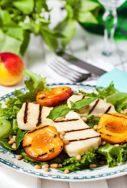 Salada com queijo halloumi grelhado e pêssegos — Fotografia de Stock