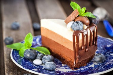 Lezzetli çikolatalı mousse kek parçası taze bl ile dekore edilmiştir.
