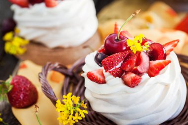 Lezzetli mini Pavlova beze pasta taze berrie ile dekore edilmiştir.